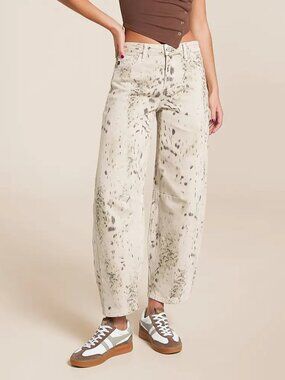 KanCan High Rise Horseshoe Barrel Jean Snow Tan Leopard Splatter Wash NWT 28